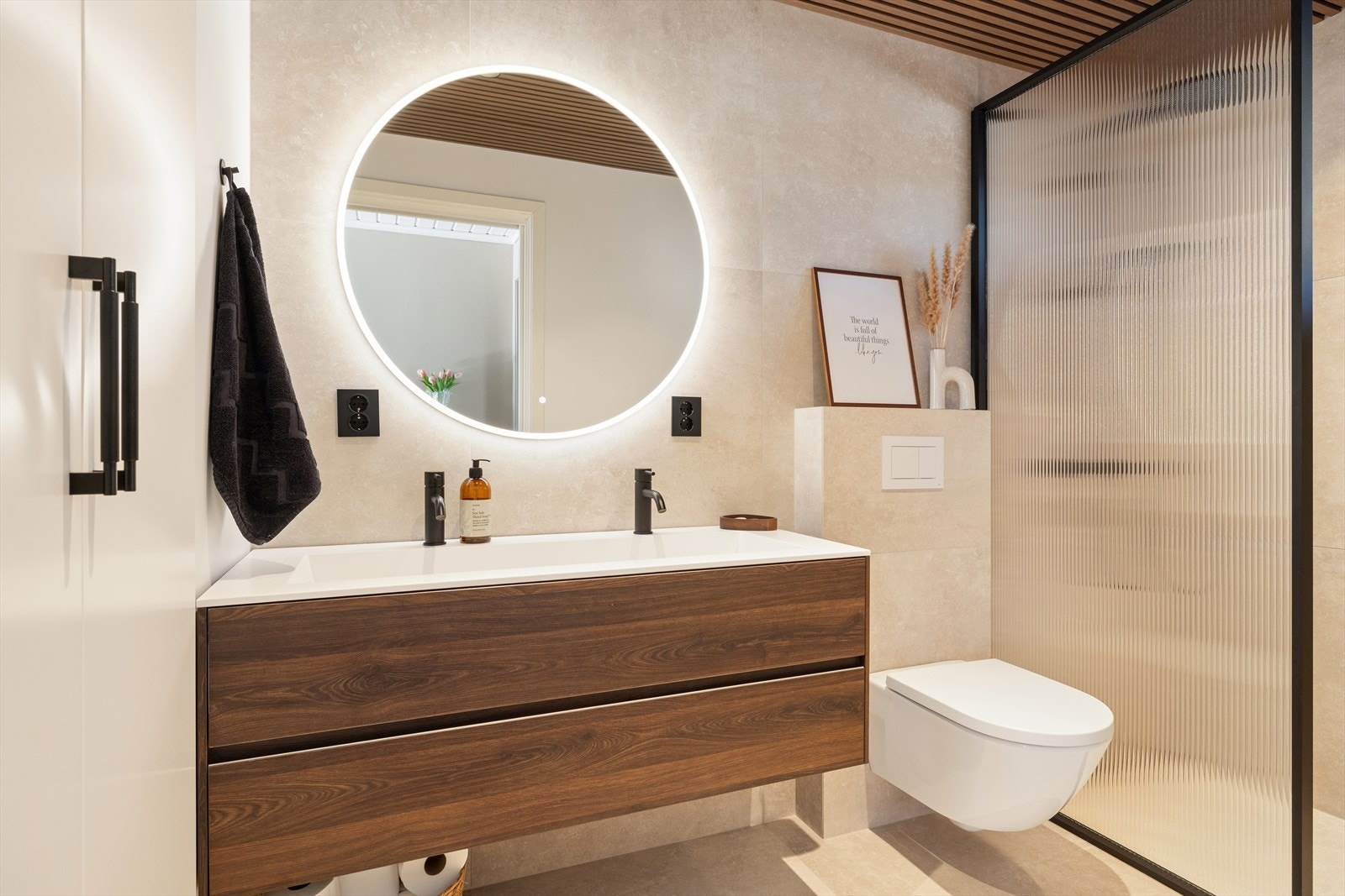 Badet i første etasje ble totalrenovert i 2023 med gjennomførte materialvalg og moderne løsninger. Galleribilde
