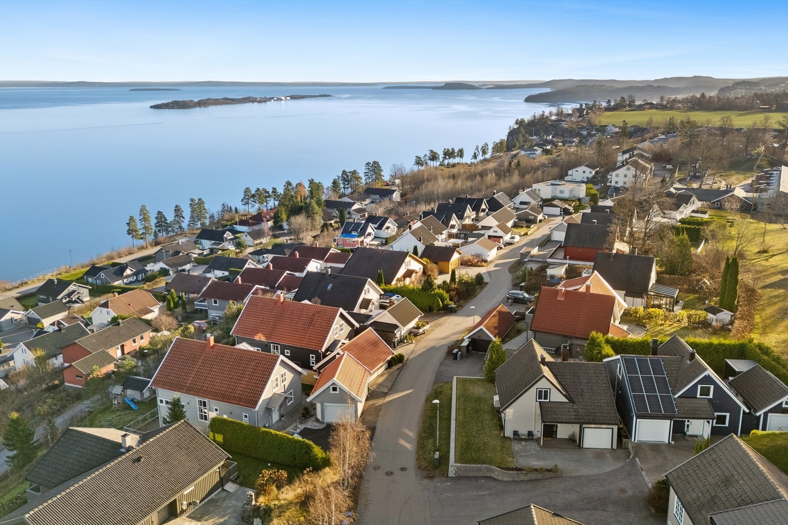 Fra Kleivan er det flott utsikt over fjorden og naturskjønne omgivelser. Galleribilde