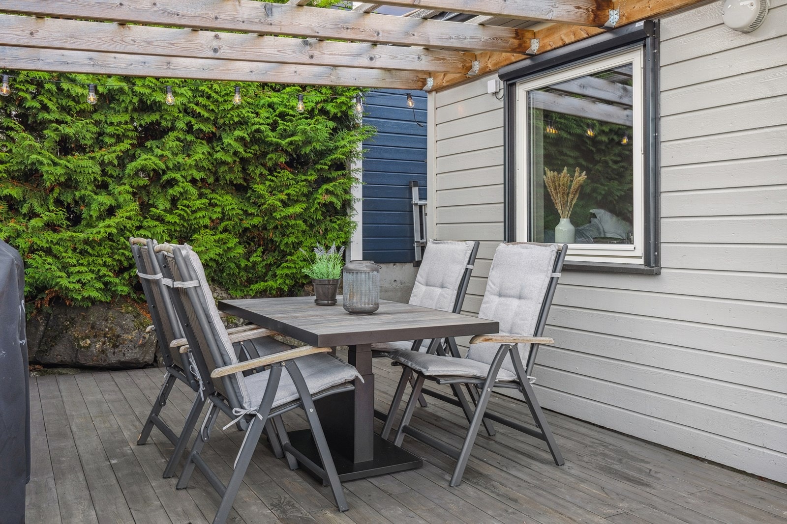 En del av terrassen har pergola, perfekt for en lun spiseplass utendørs. Galleribilde