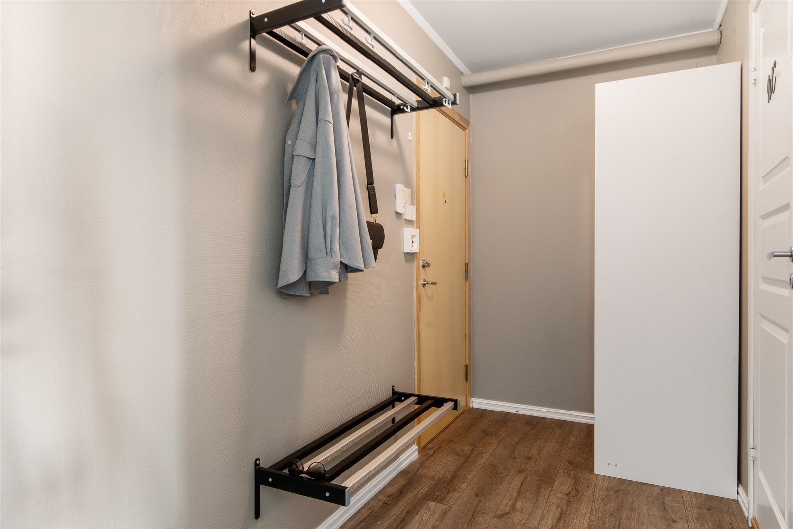 I gangen er det god plass til både skap, "skoparkering" og jakkesystem :-) Galleribilde