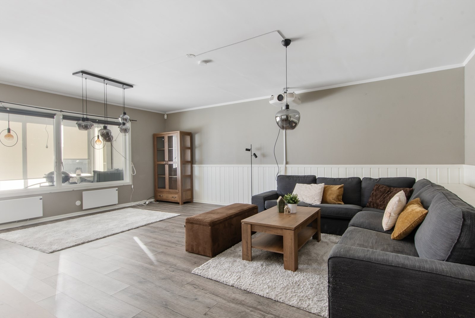 En romslig stue med god plass til en skikkelig digg sofa! Rikelig med plass til en spisestue er det også. Galleribilde