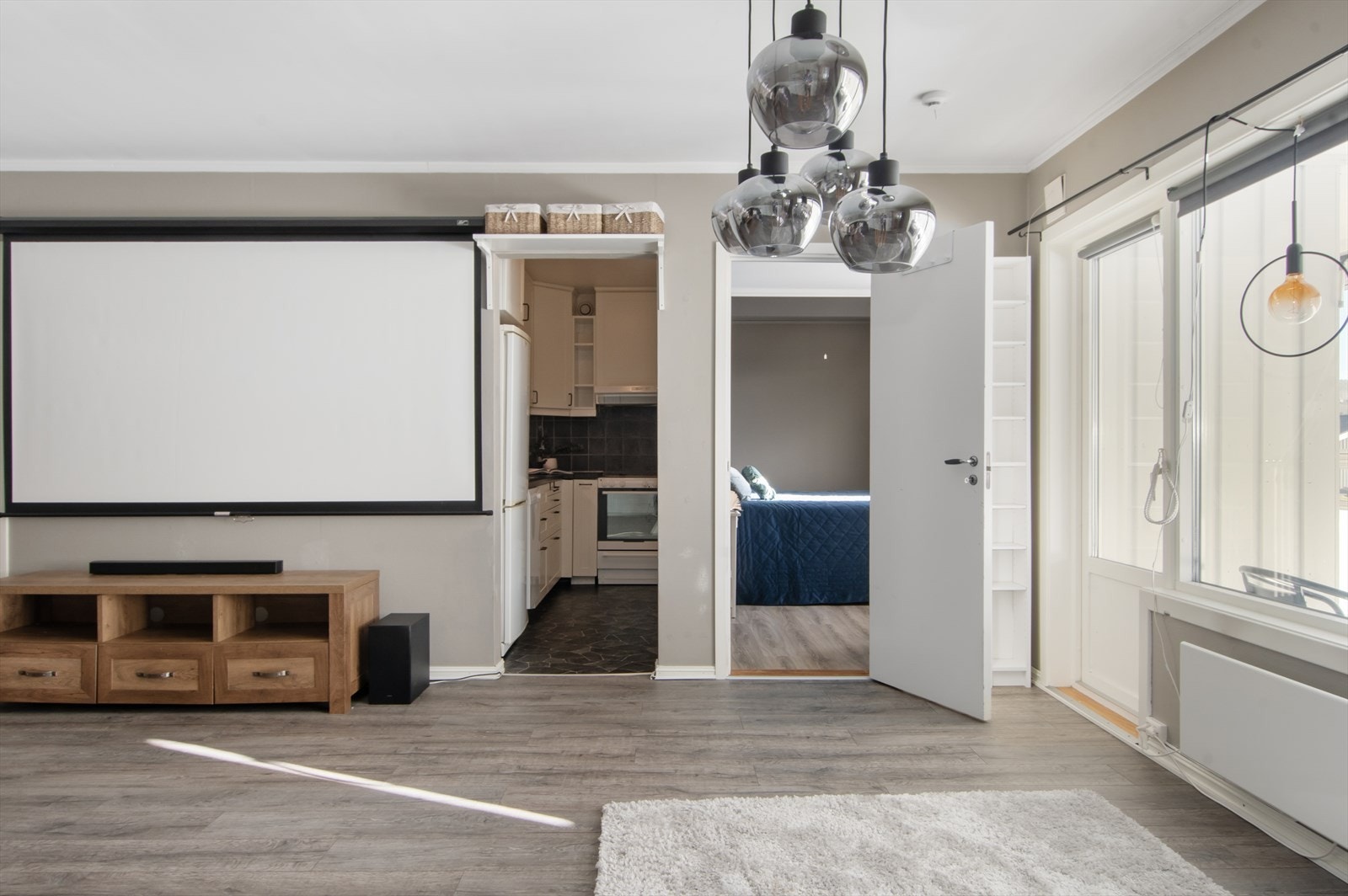 Fra stuen er det utgang til innglasset terrasse, soverommet og kjøkkenkroken. Galleribilde