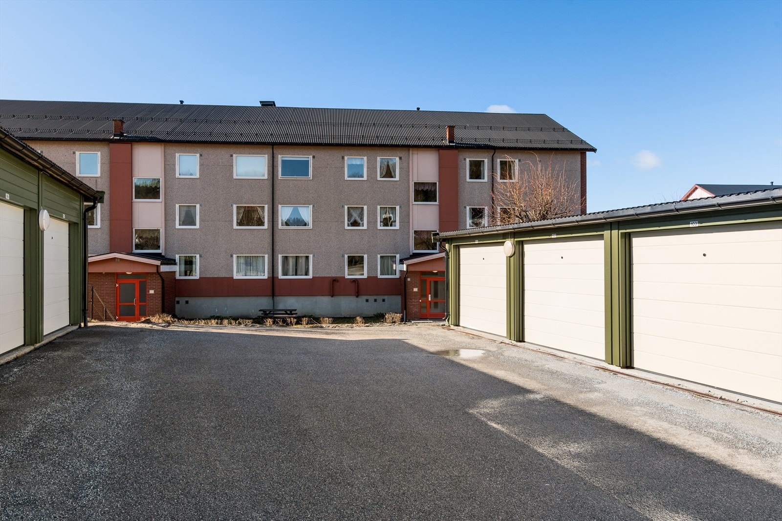 Garasjeplass i rekke - det er opplegg for elbil-lading i garasjen. Galleribilde