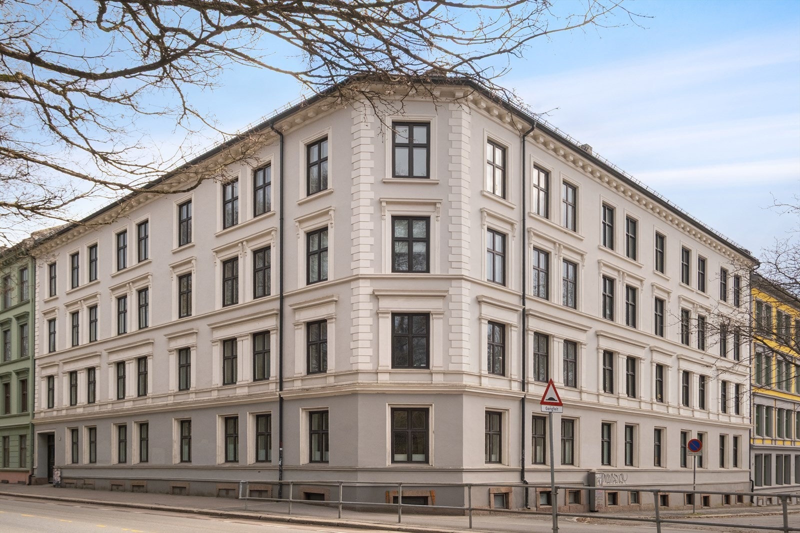 Bygget er fra 1896 og er pent vedlikeholdt Galleribilde