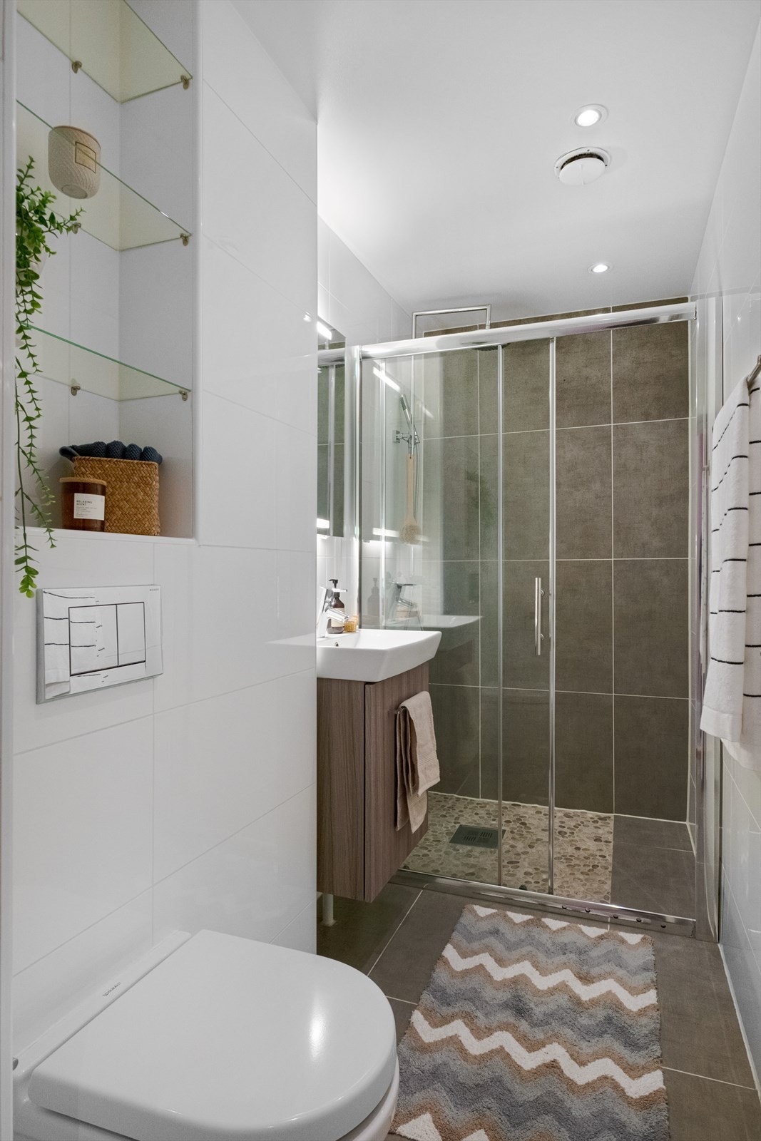 Moderne flislagt bad med downlights og gulvvarme Galleribilde