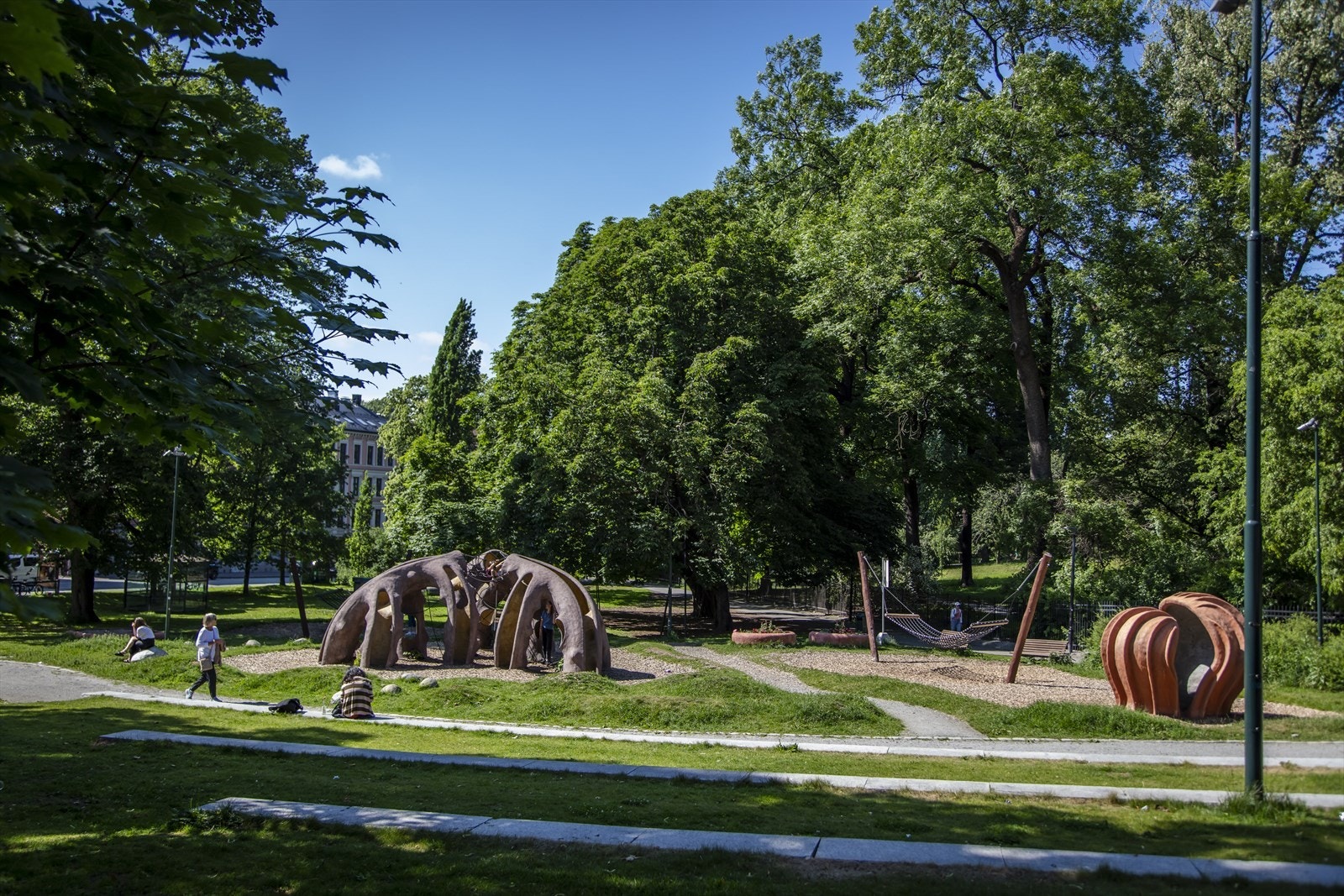 Kollektivtilbudet er svært godt, med både buss, trikk og T-bane i umiddelbar nærhet. Tøyen T-banestasjon gir rask tilgang til resten av byen, og det er kort vei til Oslo sentrum både til fots og med sykkel Galleribilde