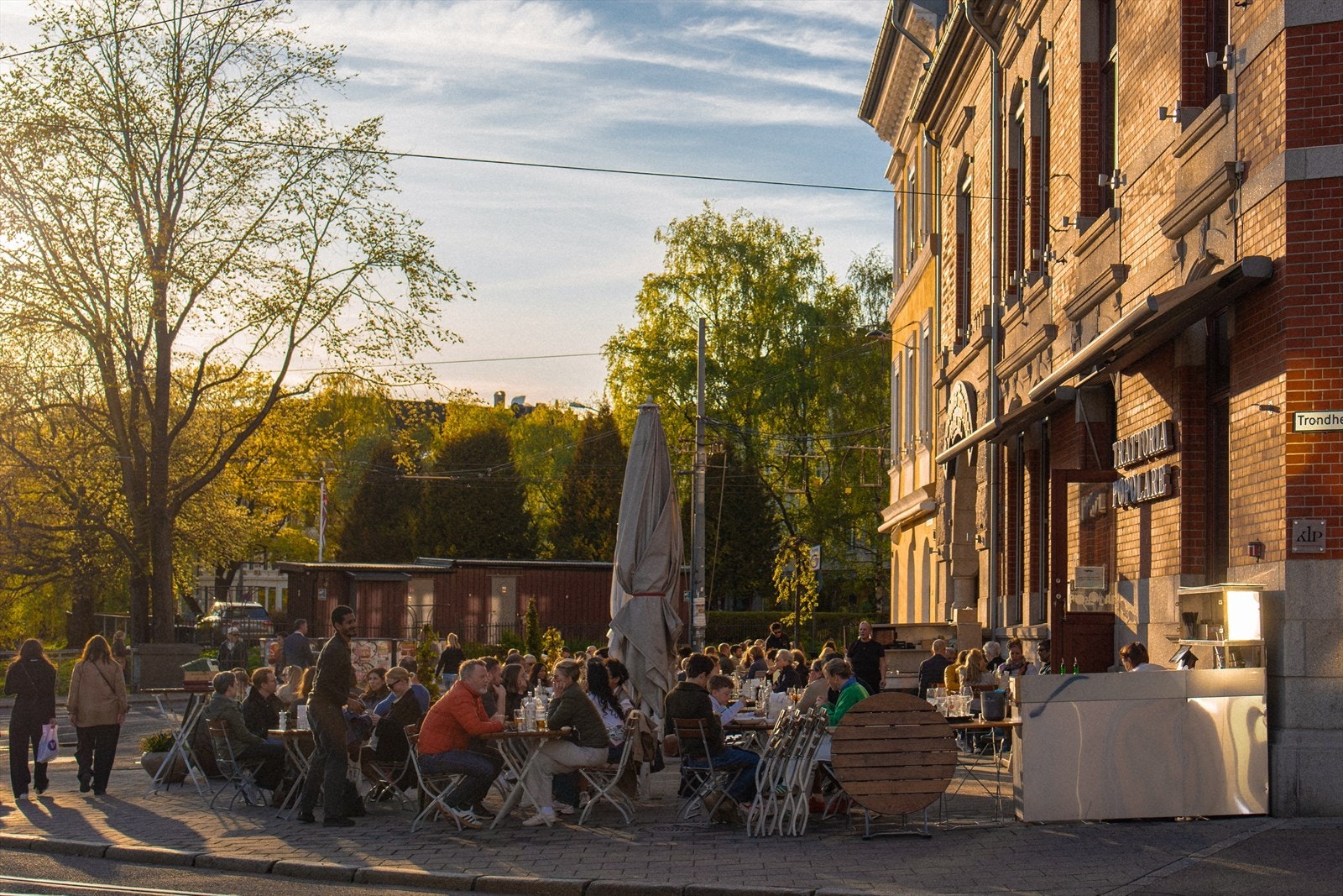 Nærområdet har mange kafeer, restauranter og barer, blant annet Trattore Populare Galleribilde