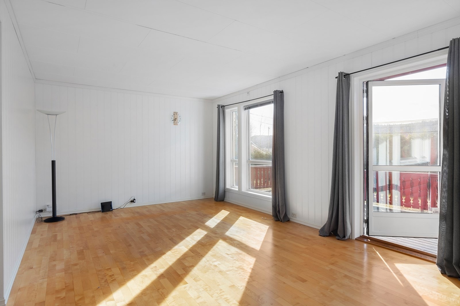 Stue av god størrelse med store vindusflater som gir godt med naturlig lysinnslipp. Galleribilde
