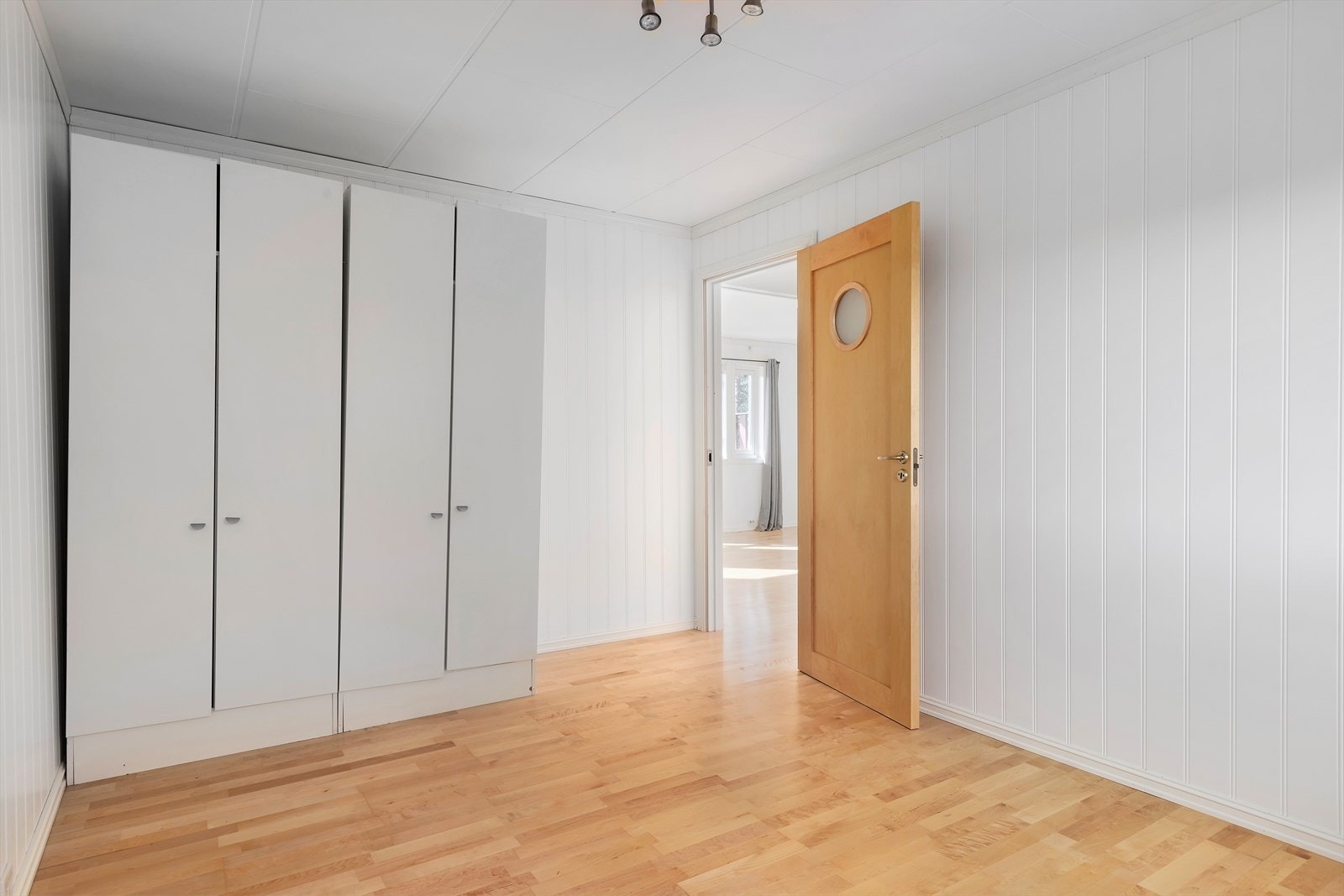 Garderobeskap medfølger. Galleribilde