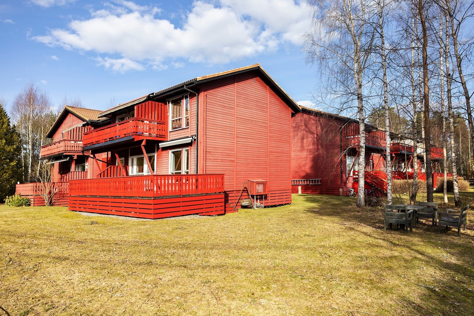Fellesområder med plen, busker, beplantning og sittegrupper. Galleribilde
