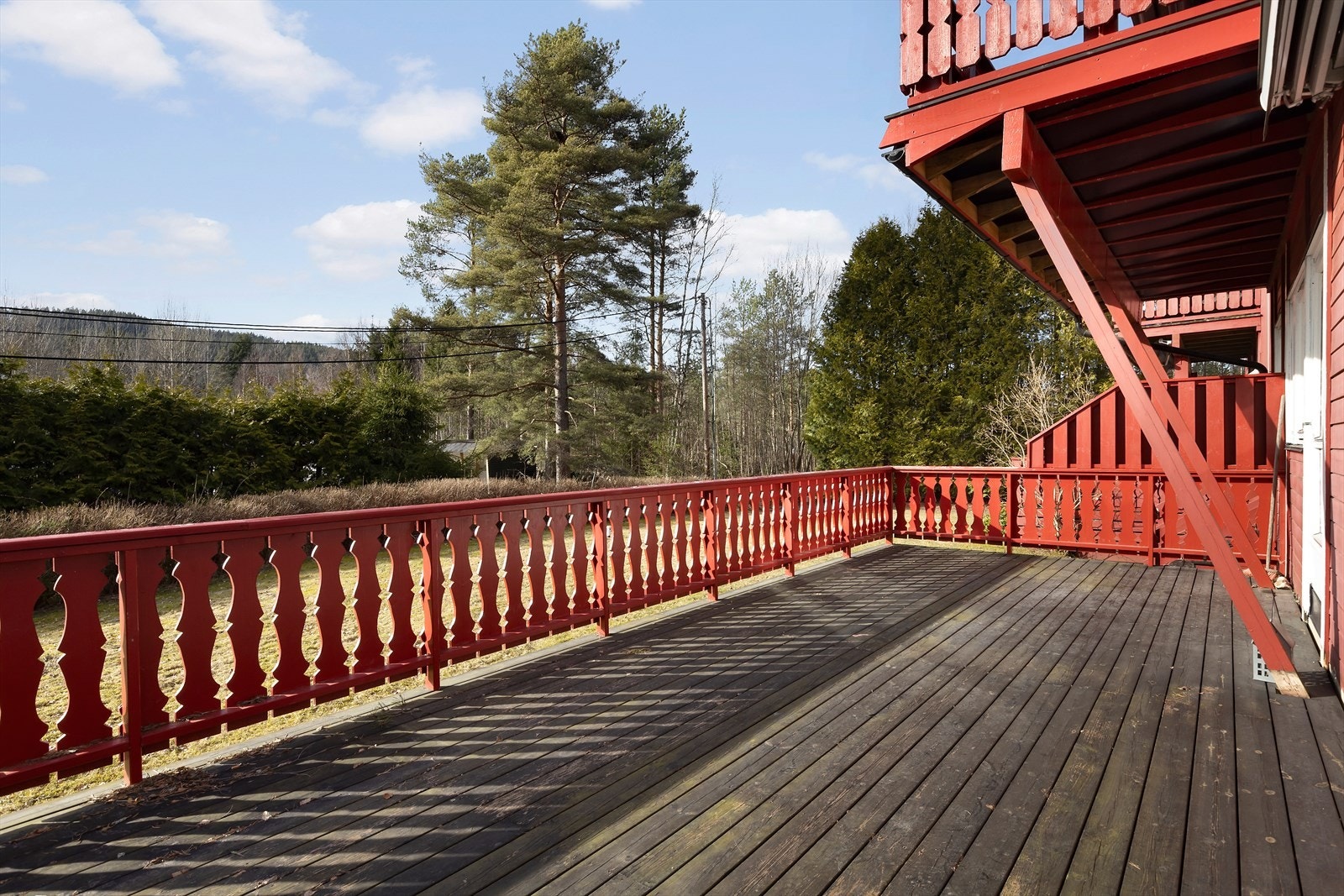 Meget solrik terrasse som er vendt mot vest. Det er god avstand til nærliggende bygg og pent utsyn mot grøntområder. Galleribilde