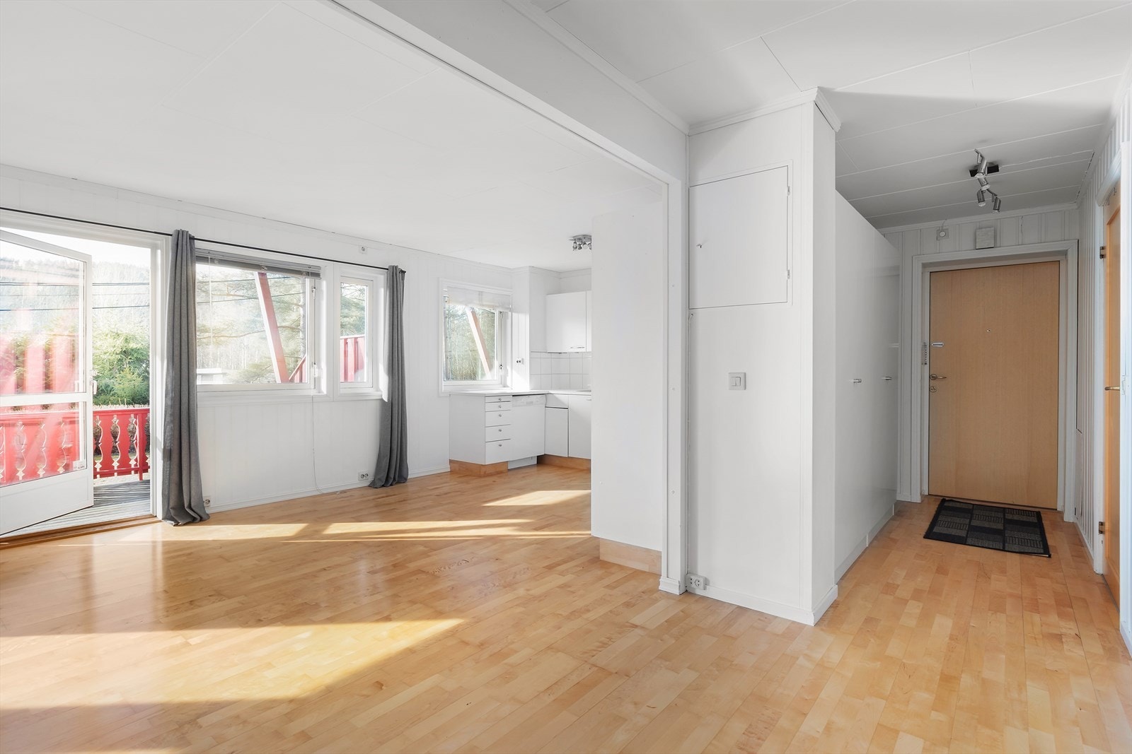 Leiligheten har lysmalte vegger kombinert med panelplater. Romslig entré med oppbevaringsplass i garderobeskap. Galleribilde