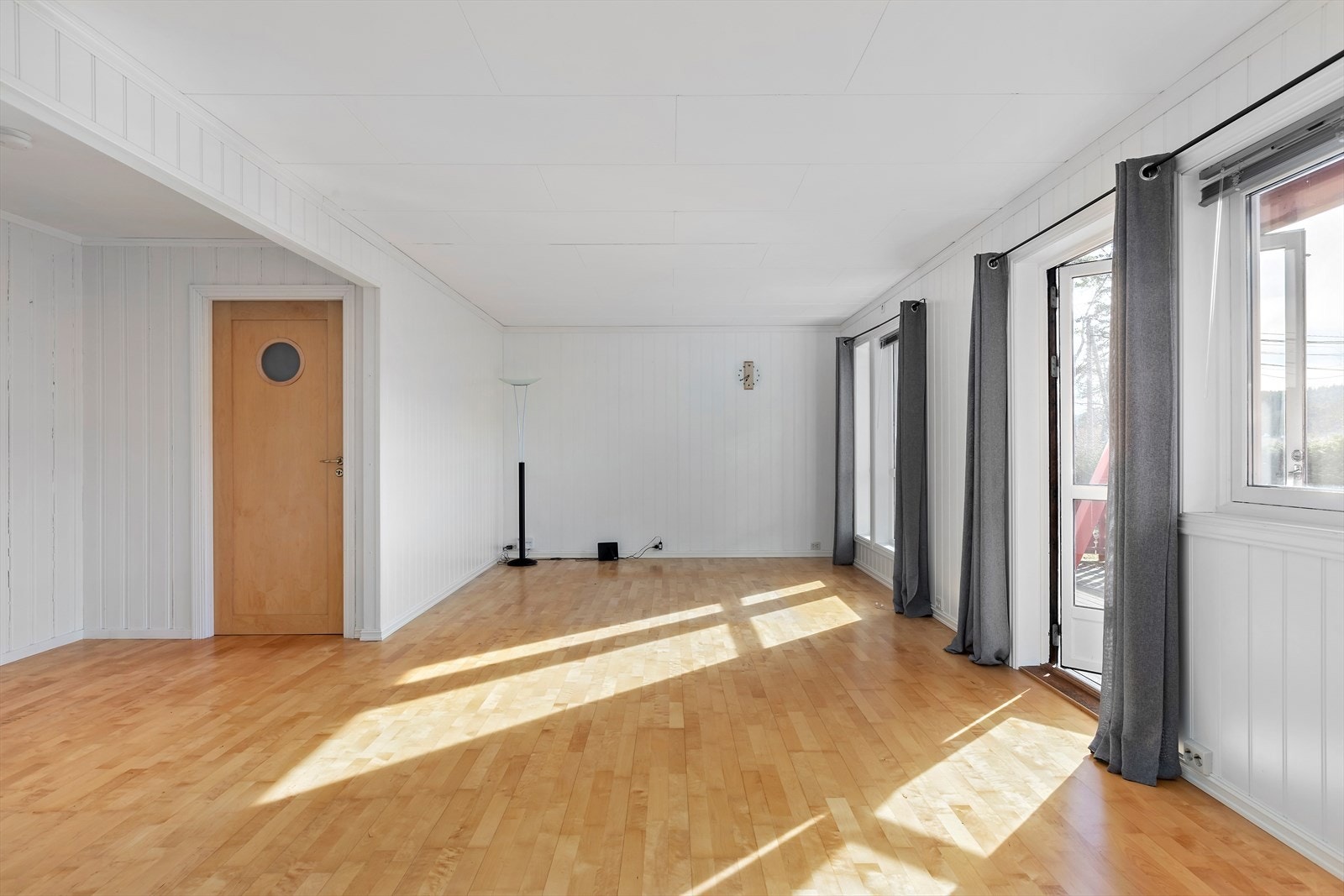 Leiligheten ligger godt til i 1. etasje med lite innsyn vendt mot grøntområde og hekk. Galleribilde