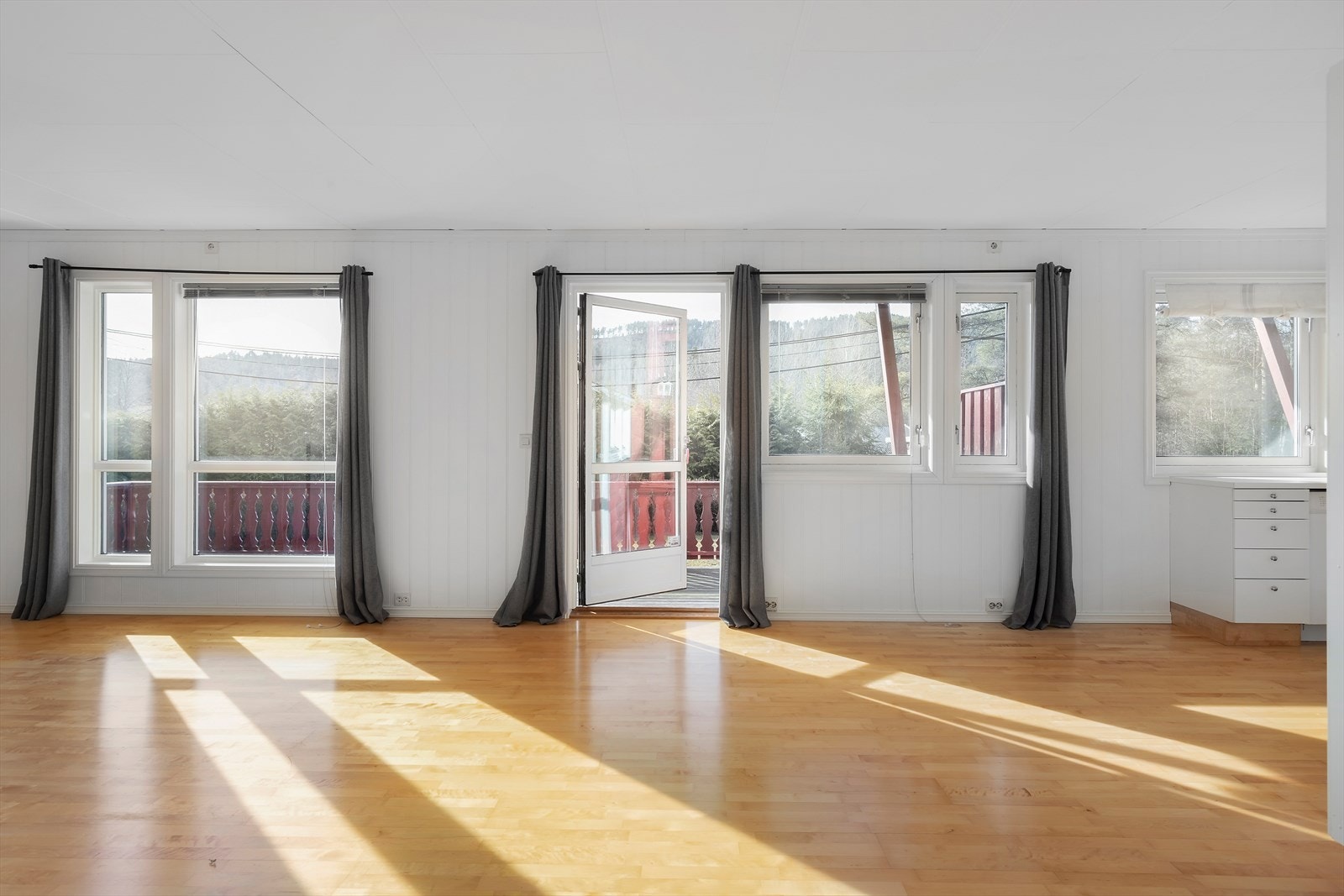 Fra stue og kjøkken er det utgang til stor, solrik markterrasse. Galleribilde