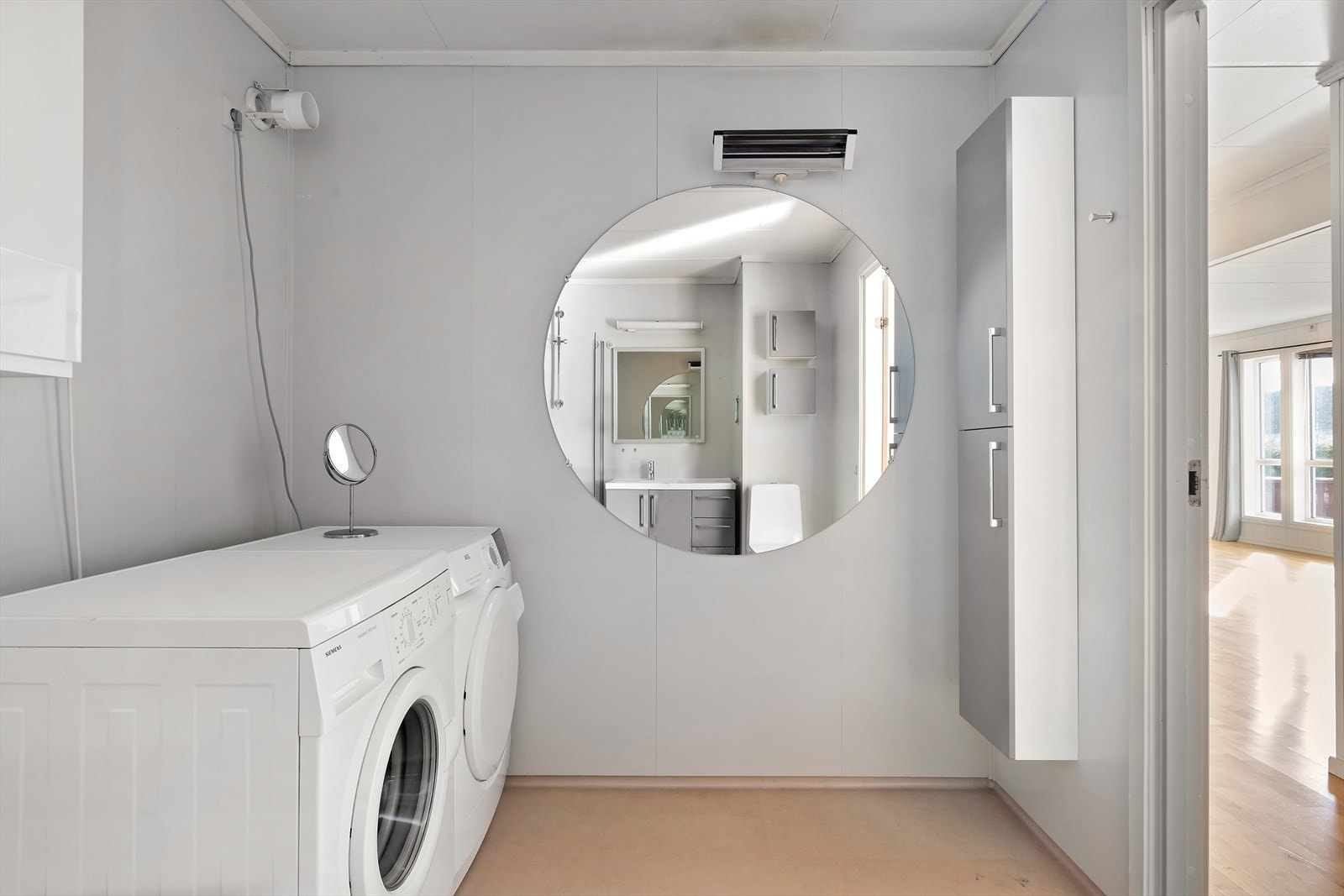 God oppbevaringsplass i skap på badet. Galleribilde