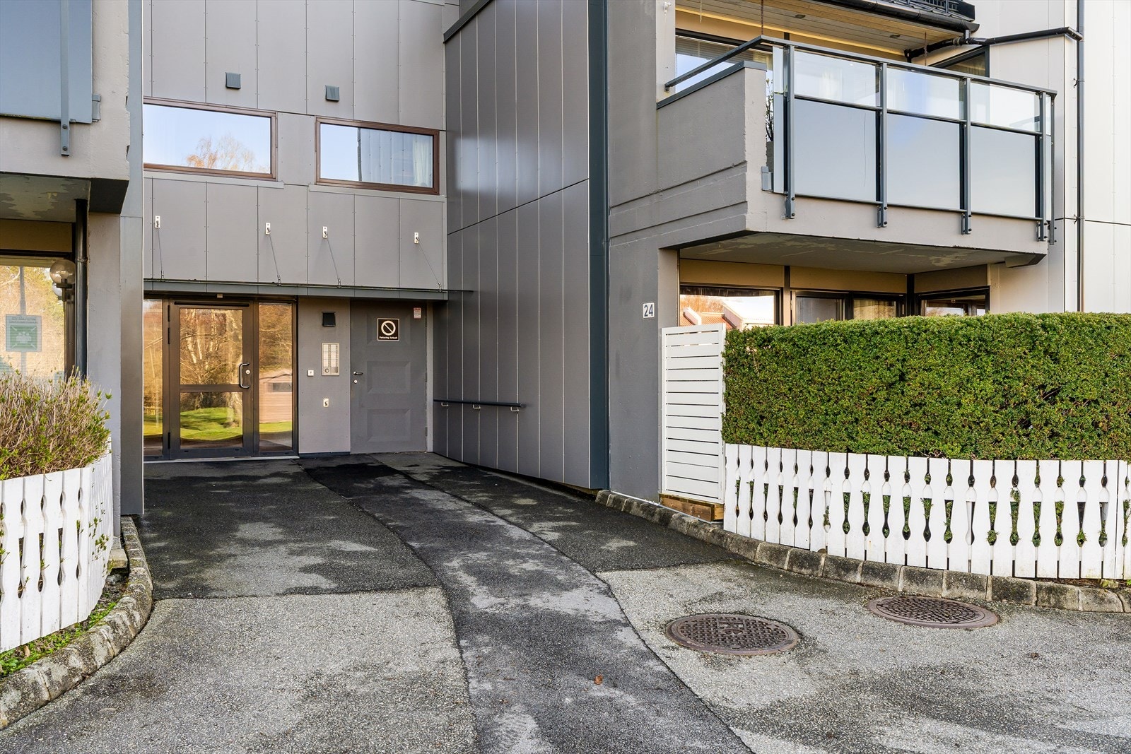 Leiligheten er sentralt plassert med turområder ved Stokkavannet, bademuligheter i Møllebukta og golfbane i gangavstand. Leiligheten ligger like ved Thon Senter Madla med en rekke butikker og servicetilbud Galleribilde