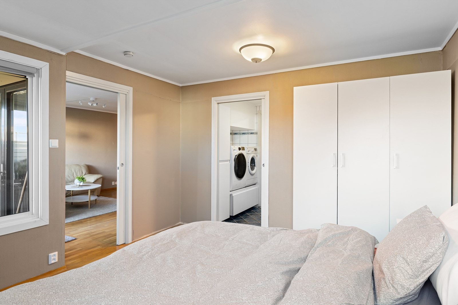 Her har man plass til garderobeskap, samt direkte tilgang til bad/vaskerom Galleribilde