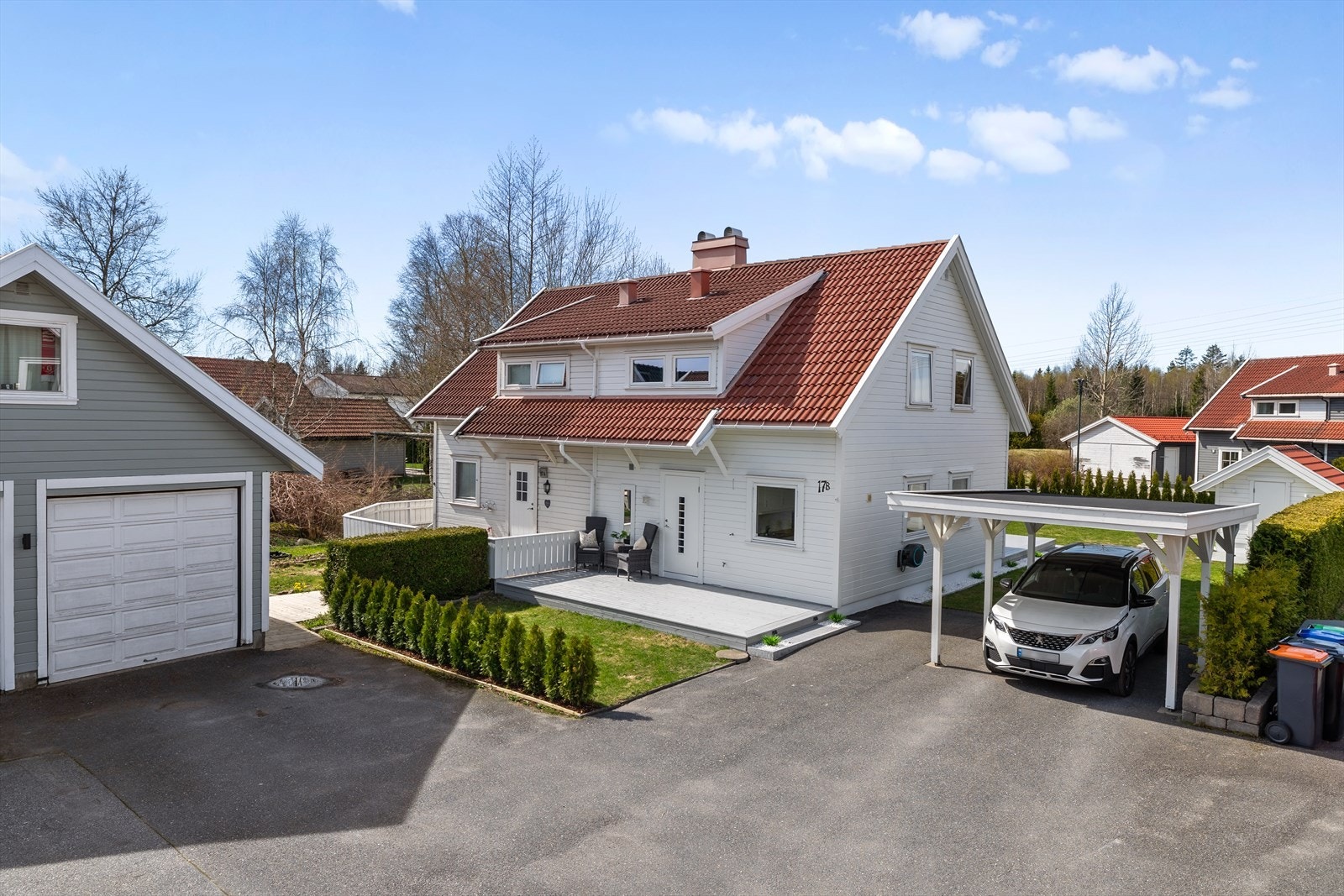 Velkommen til en lekker og velholdt bolig i Signes vei 17B - et hjem som kombinerer stil, komfort og gode kvaliteter! Galleribilde