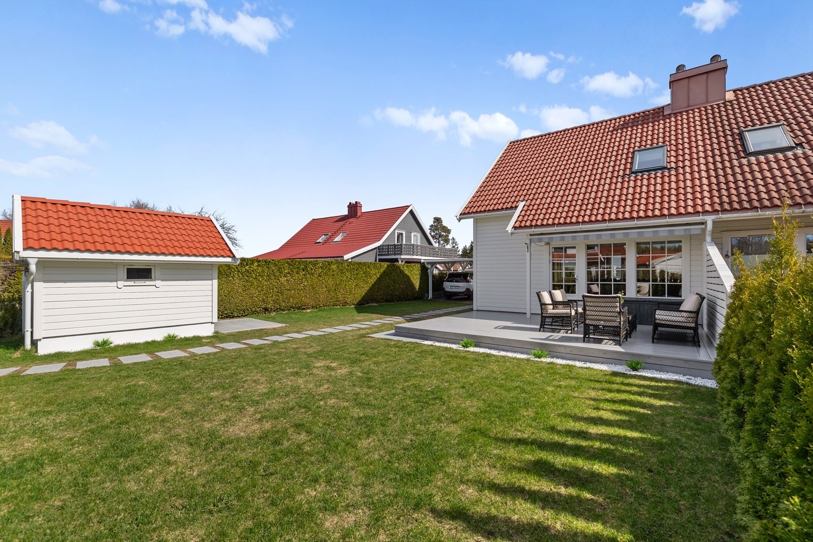 Her sitter du både solrikt og godt skjermet, med en følelse av privatliv og ro rundt deg. Området innbyr til avslapning, hyggelige måltider og sosiale sammenkomster med familie og venner. Galleribilde