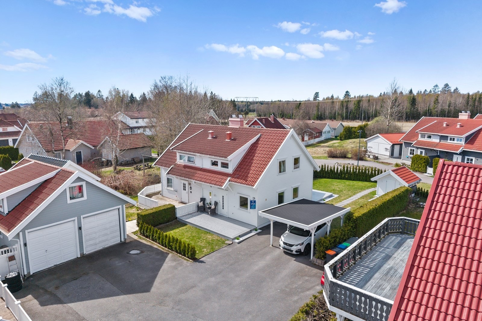 En praktisk carport gir enkel, trygg og værbeskyttet parkering rett ved boligen. Galleribilde