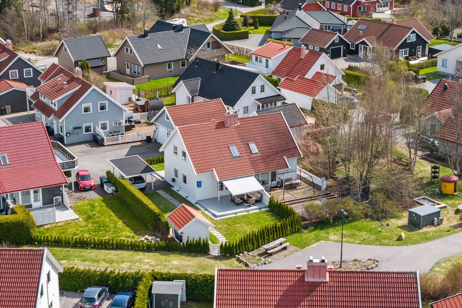 Uteområdet er pent opparbeidet, skjermet og svært anvendelig. Her finner du flere solrike soner som innbyr til både lek, avslapning og hyggelige sammenkomster. Galleribilde