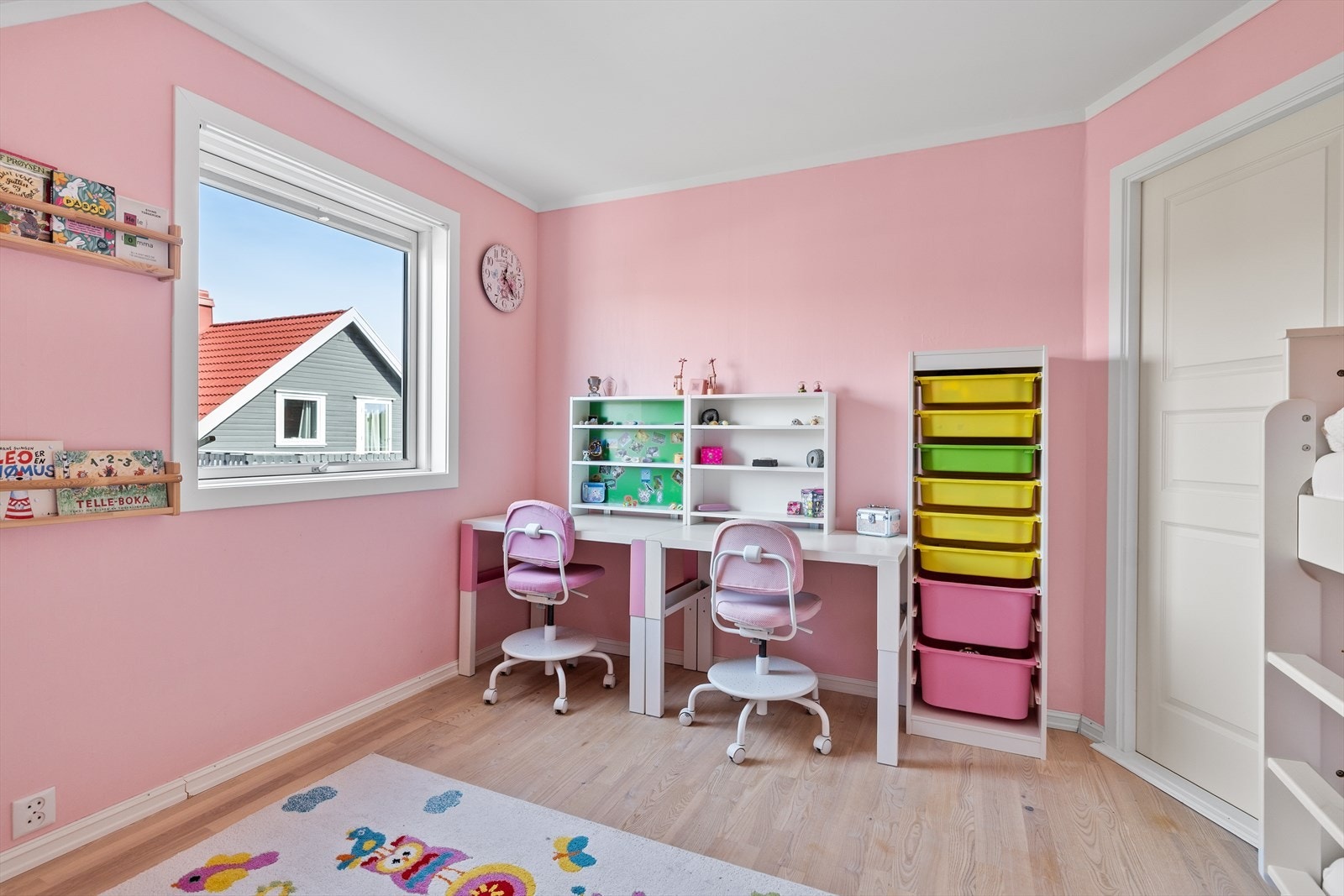 Dette soverommet har god plass til fleksibel og gjennomtenkt møblering, noe som gjør det enkelt å tilpasse etter både behov og livssituasjon. Galleribilde