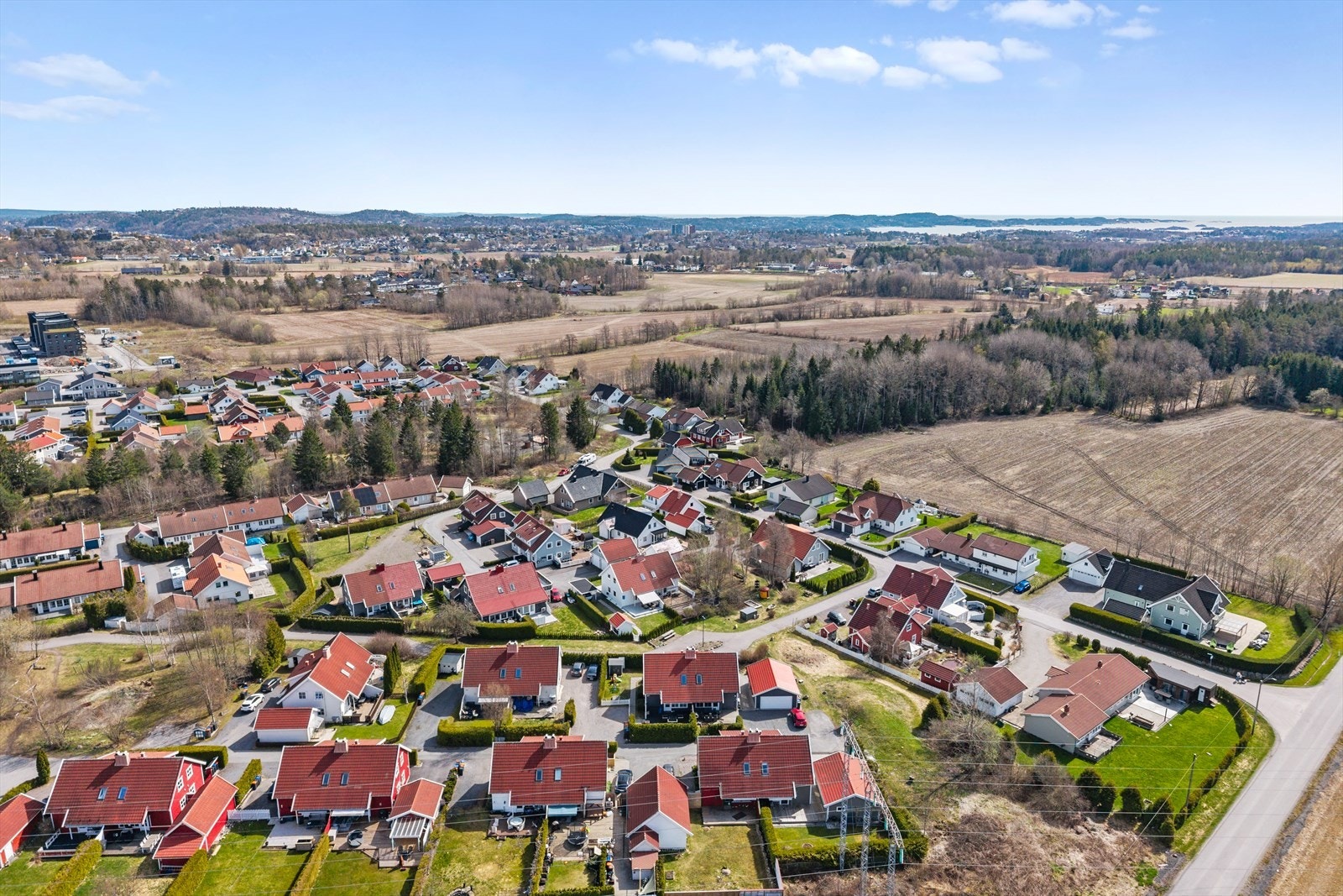 Her bor du i rolige og trygge omgivelser, med et etablert nabolag som er kjent for sitt gode bomiljø og sosiale fellesskap. Dette er et område hvor både barnefamilier og voksne trives - et sted det er lett å føle seg hjemme. Galleribilde