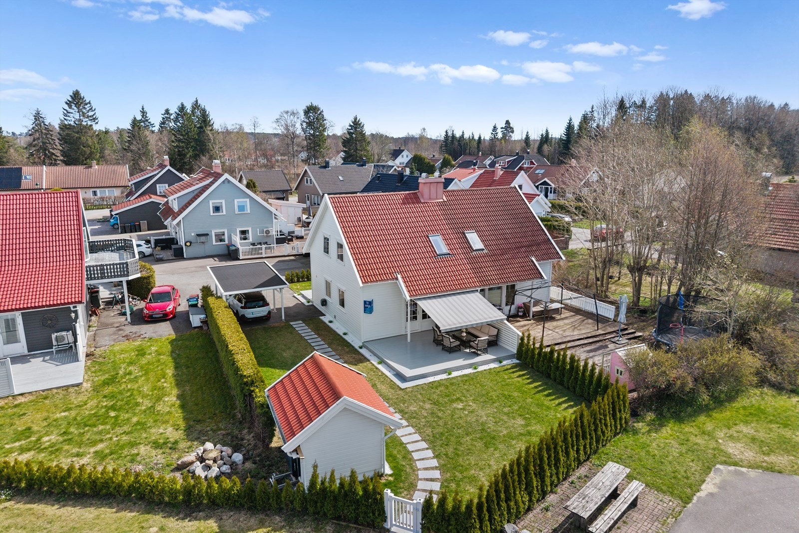 Boligen har en spesielt attraktiv beliggenhet innerst i en stille blindvei, helt uten gjennomgangstrafikk. Dette gir en ekstra trygg ramme rundt hverdagen, og skaper et ideelt oppvekstmiljø for barn i alle aldre. Galleribilde