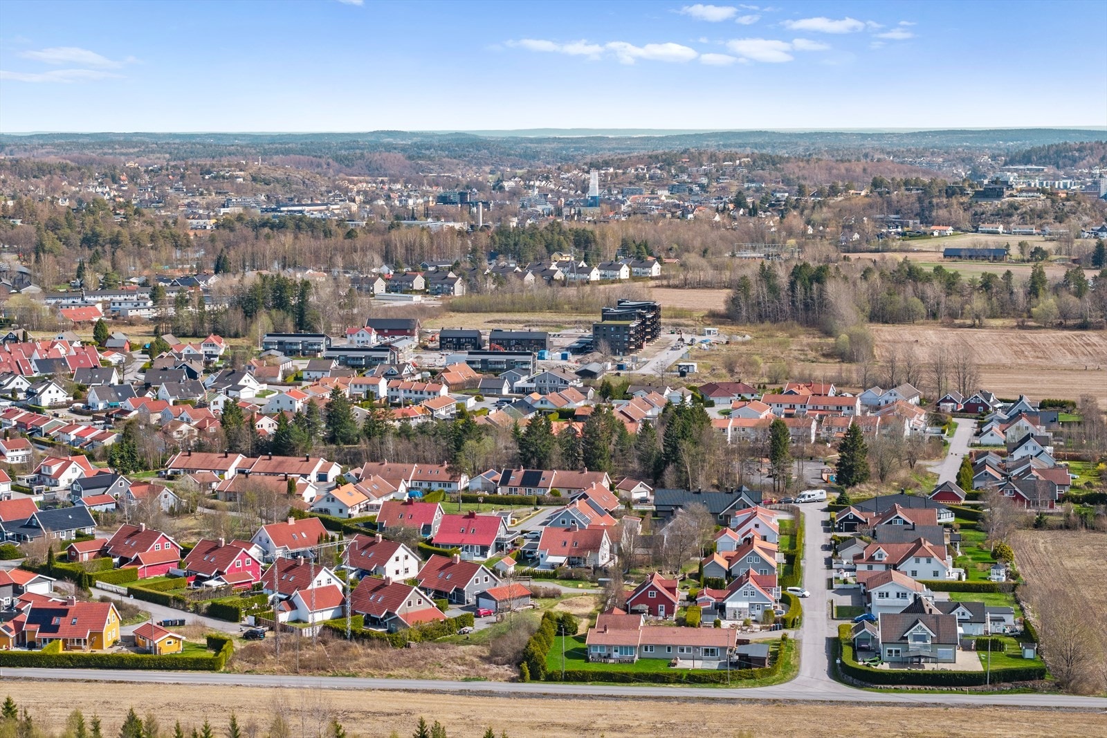 Boligen har en svært ettertraktet beliggenhet i Krokenskogen - et av de mest populære og barnevennlige områdene i Sandefjord. Galleribilde
