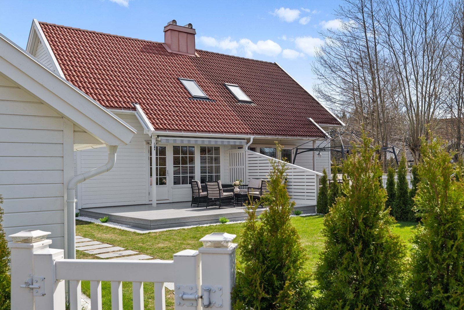Dette er et uteområde som virkelig må oppleves - en gjennomført og harmonisk oase hvor det er lagt til rette for trivsel, rekreasjon og gode øyeblikk gjennom hele sesongen. Galleribilde