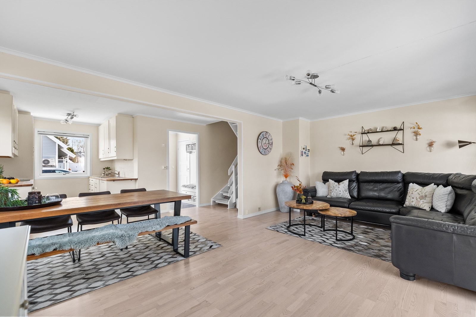 Her er det rikelig med plass til en stor sofagruppe hvor hele familien kan samles, samtidig som det enkelt lar seg innrede med en romslig spiseplass for hyggelige middager med venner og gjester. Galleribilde