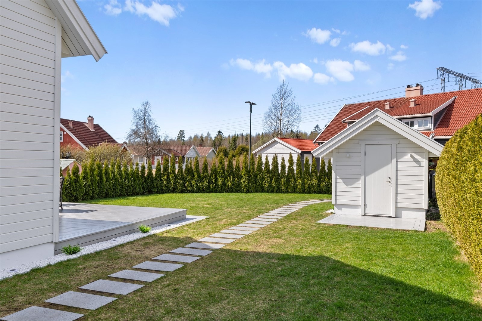 I tilknytning til uteboden er det etablert en ca. 5 m² impregnert platting, som gir et praktisk og pent uteområde - ideelt som avlastningssone eller til mindre oppbevaringsløsninger. Galleribilde