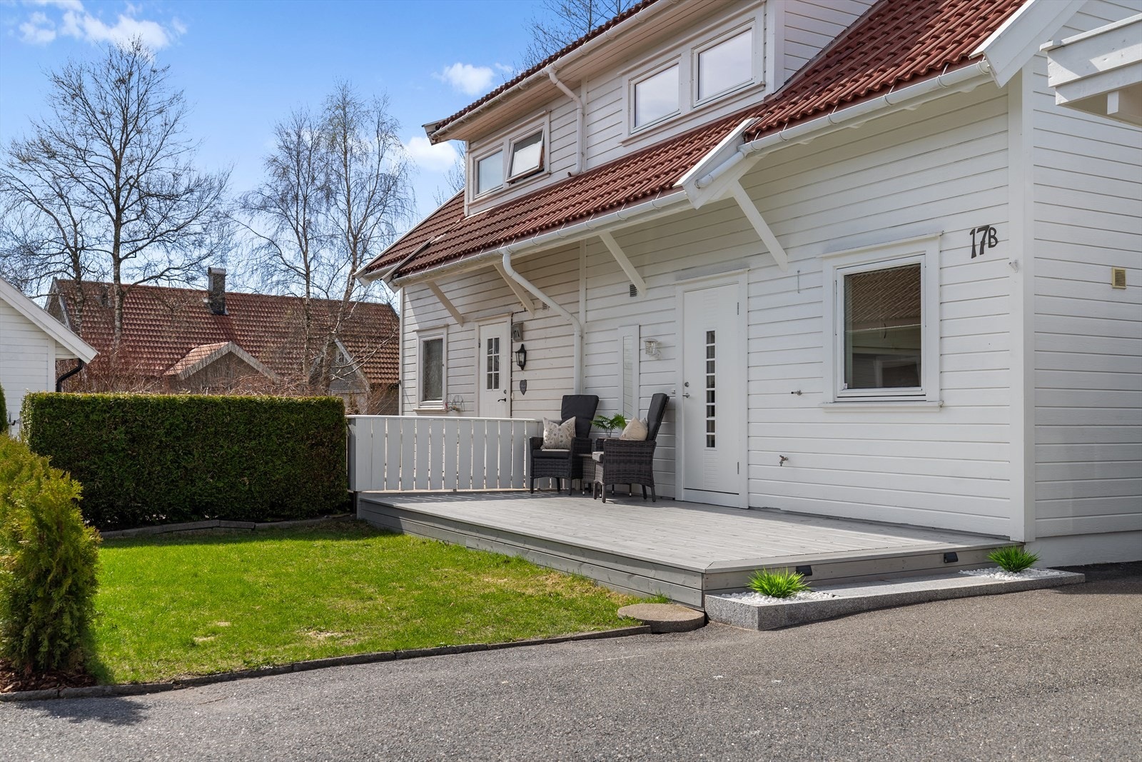 Innbydende inngangsparti med terrasseplatting - et perfekt sted å nyte morgensolen. Galleribilde