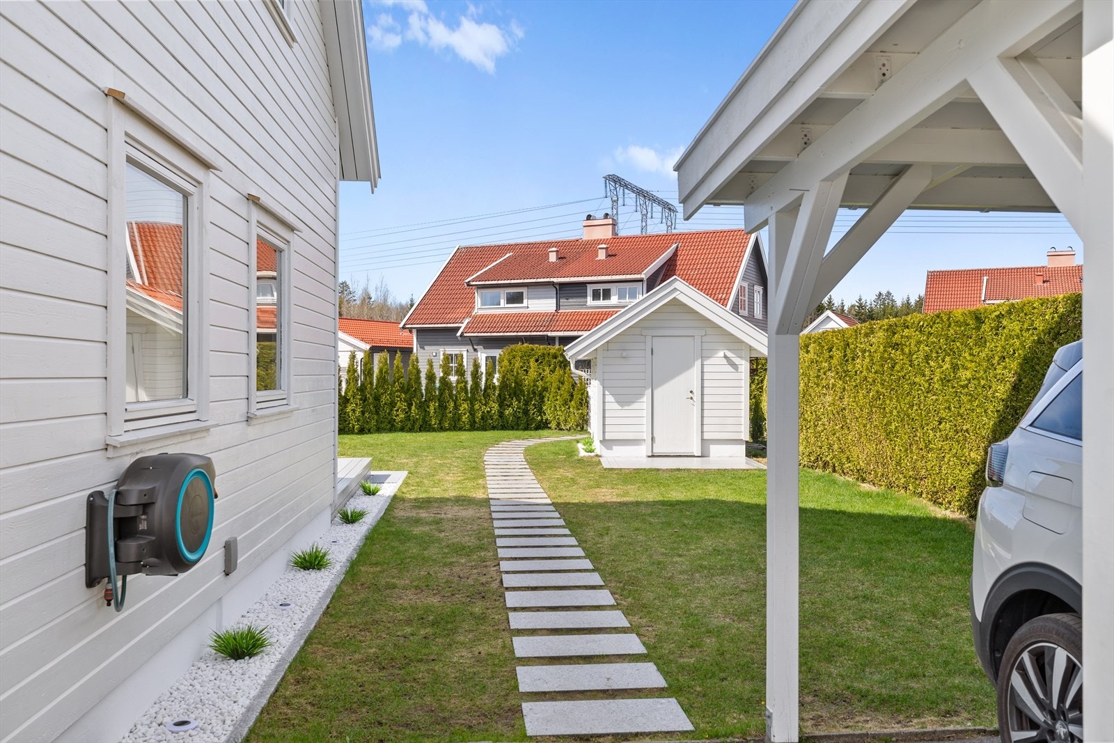 Uttak for utevann på endeveggen gir en enkel og effektiv løsning for vanning, vask og vedlikehold av uteområdet. Galleribilde