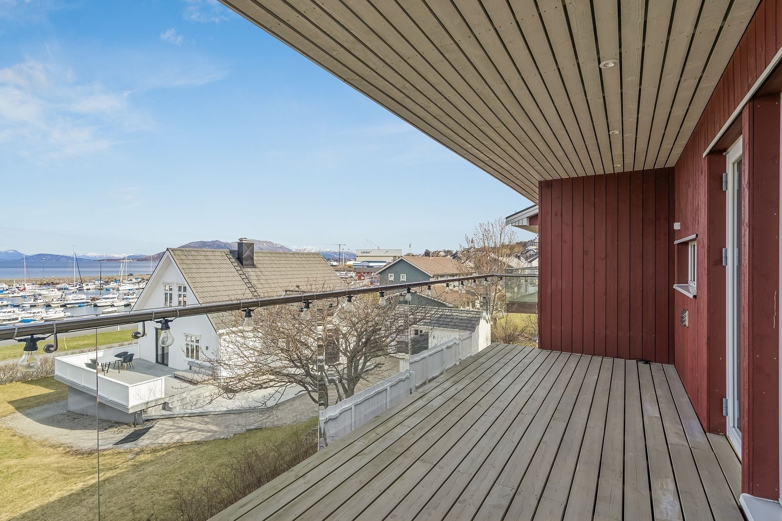 Fra stuen er det utgang til en terrasse på ca. 15 m² mot sjøsiden med nydelig utsyn. Galleribilde