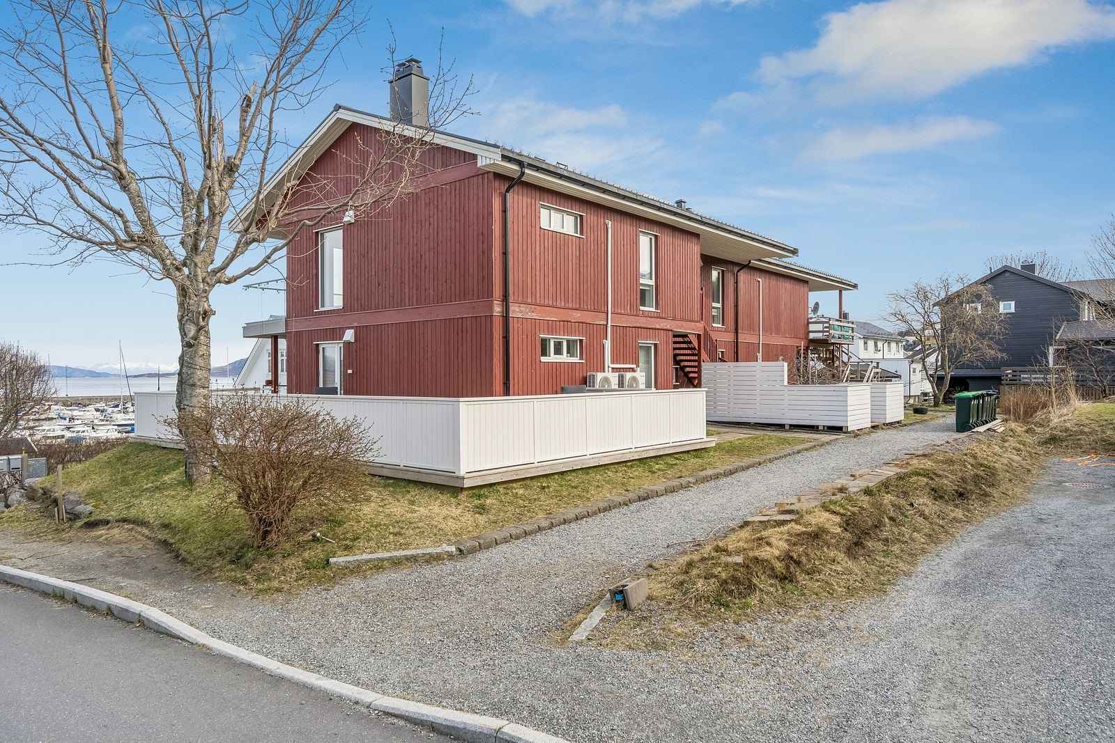 Fasaden males nå i vår 2026. Varmepumpene er pr. i dag kasset inn av eierne i sameiet. (Ikke utført ved fotografering). Galleribilde