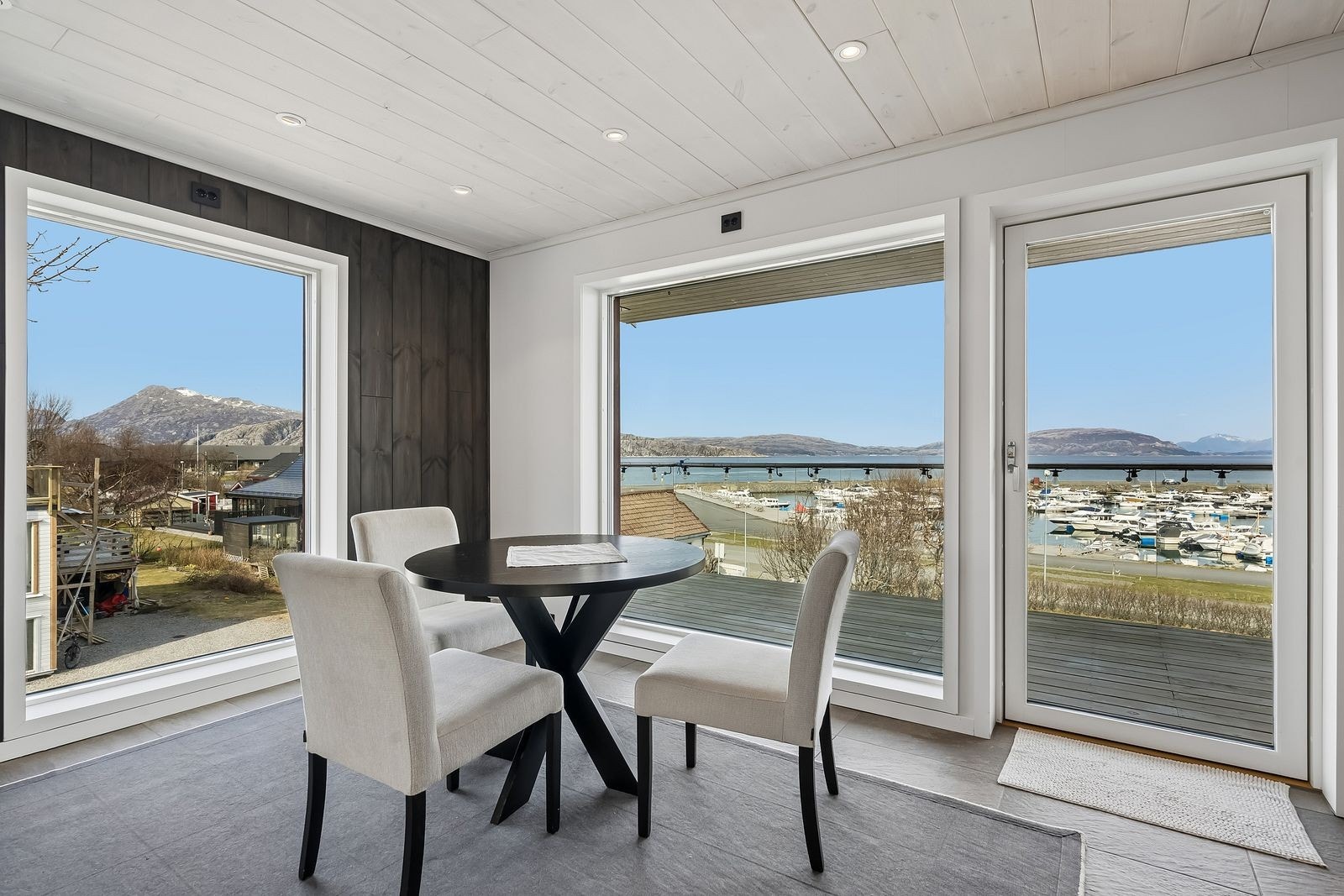 Det er downlights med dimming i alle rom, samt utvendig downlights ved inngangsparti, balkong og garasje med geo- eller tidsstyring. Galleribilde