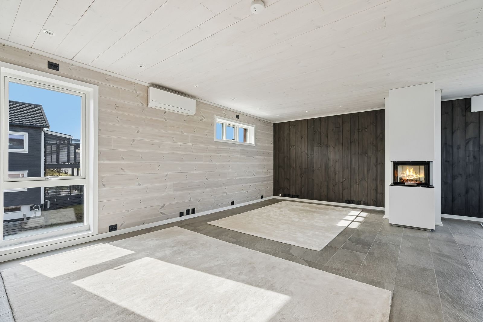Gjennomgående tidsriktige overflater og harmoniske fargevalg understreker boligens moderne og stilrene uttrykk. Galleribilde