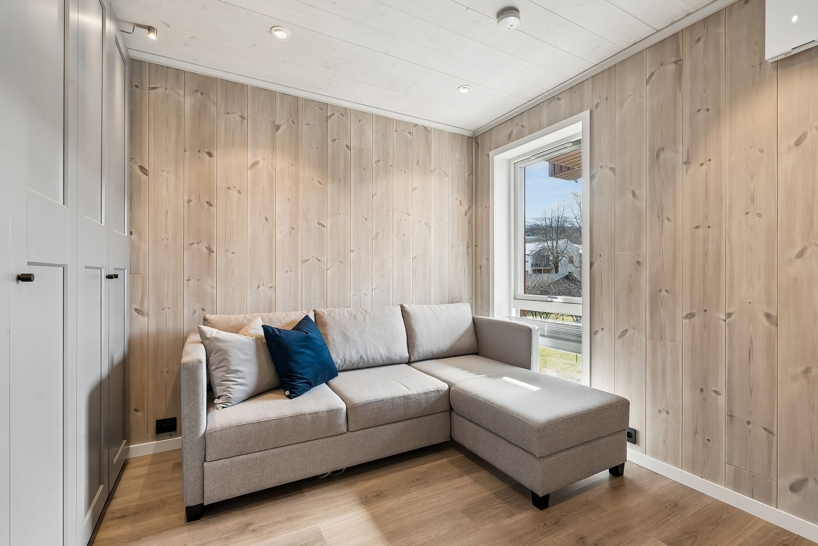 Soverommet har plassbygd garderobe. Galleribilde