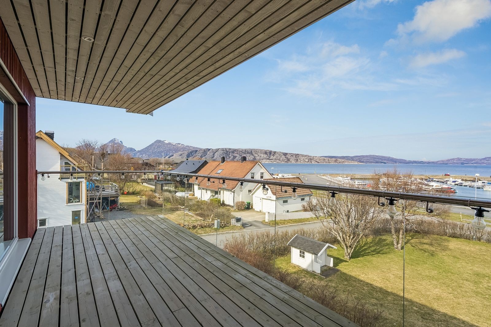 Her bor du fint til med flott utsikt mot båtene som ligger i havna og kan se Dønna speile seg i fjorden når kveldssola ruller ned bak fjellet på sommeren. Galleribilde