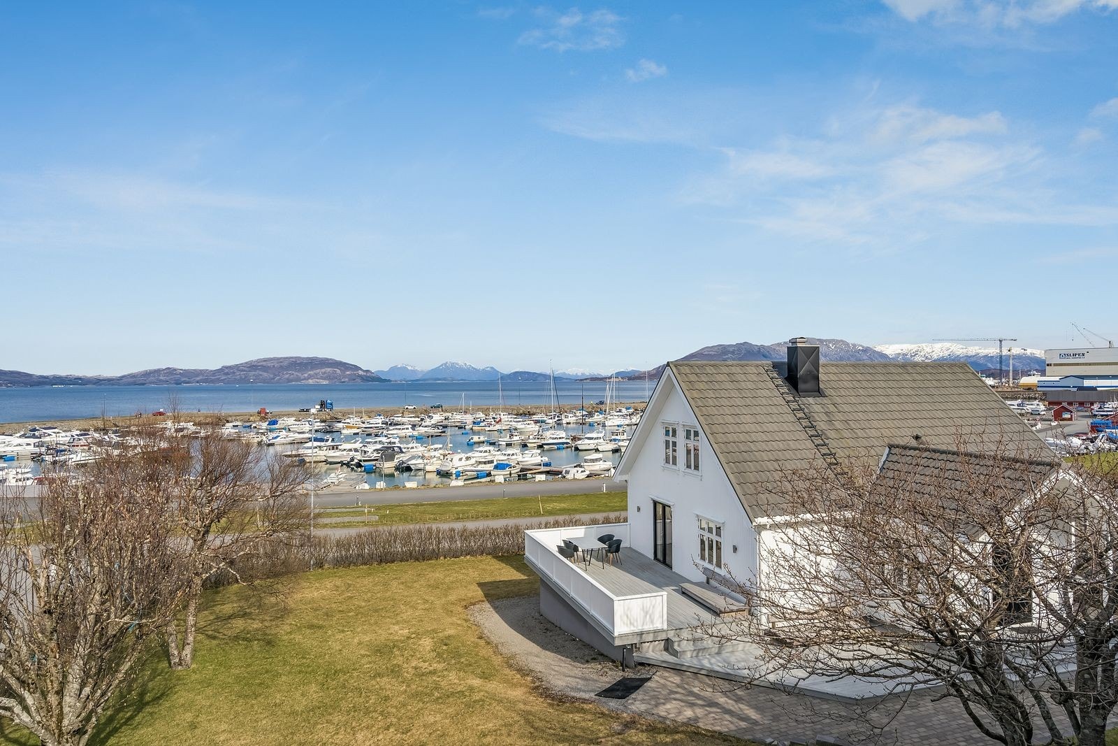 I tillegg disponerer boligen en romslig markterrasse på ca. 20 m² med adkomst via hage, noe som gir gode uteplasser med fine solforhold. Galleribilde