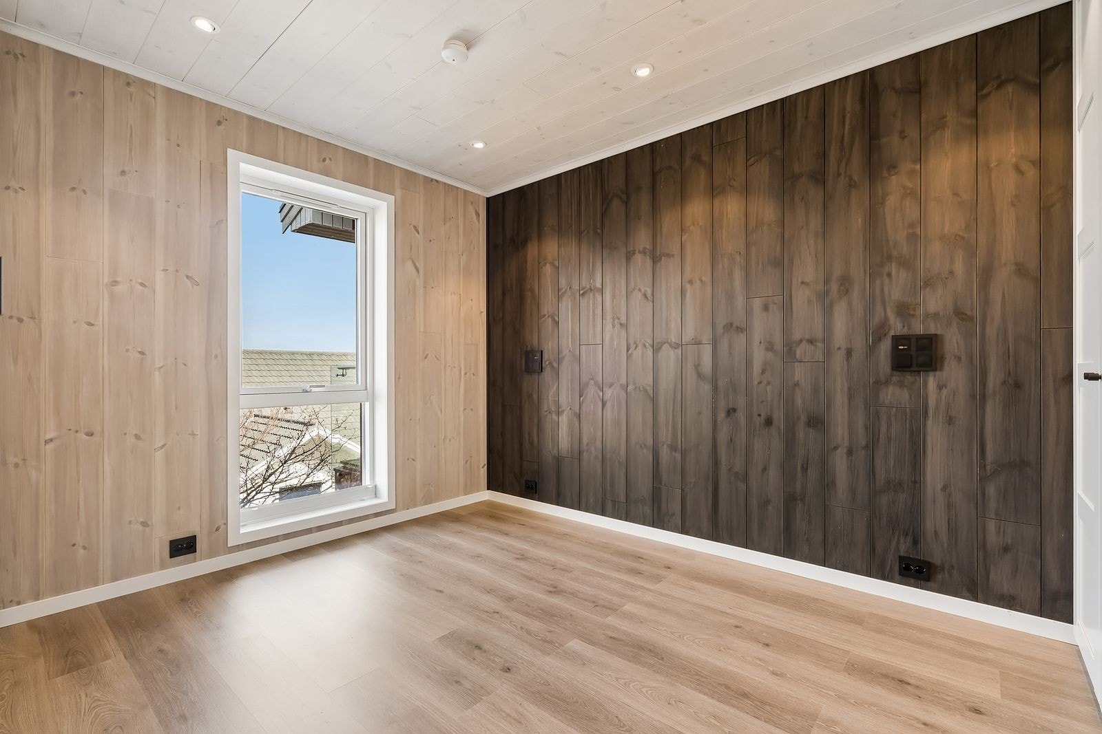 Rommene har tidsriktige og harmoniske fargetoner som gir boligen et moderne preg. Galleribilde
