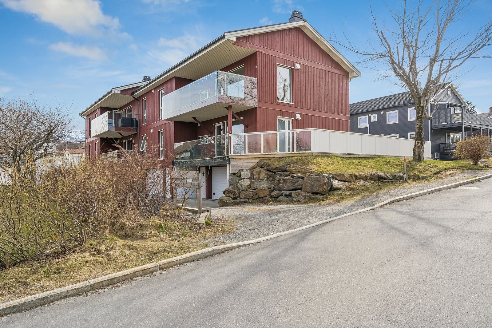 Leilighet i 2.etasje med egen garasjeplass i underetasjen får du enkel parkering og trygg adkomst til boligen året rundt. Galleribilde
