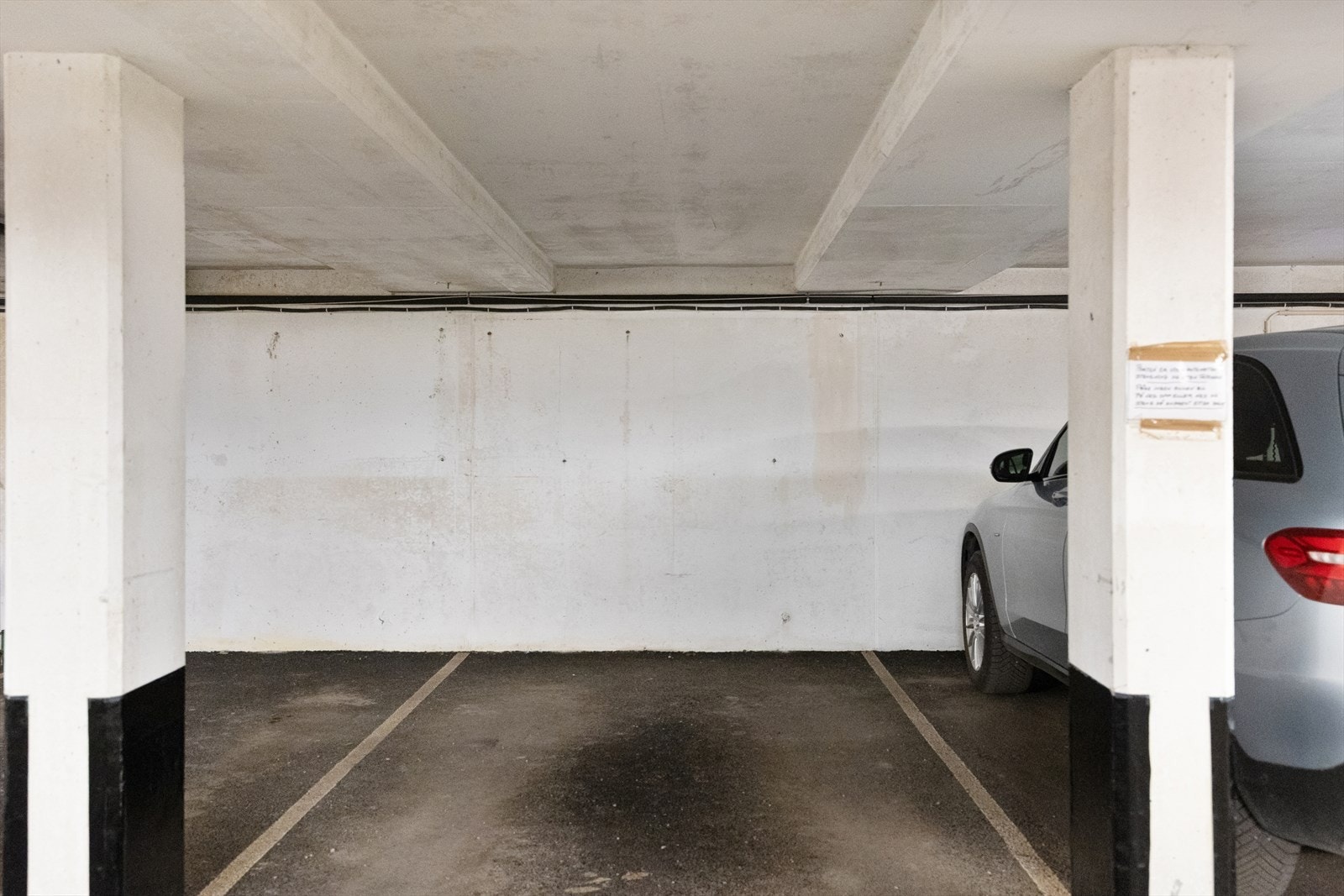 Det medfølger 3 garasjeplasser i lukket anlegg med adgang via elektrisk kjøreport. Varmekabler er lagt i nedkjørsel til garasjen. Galleribilde
