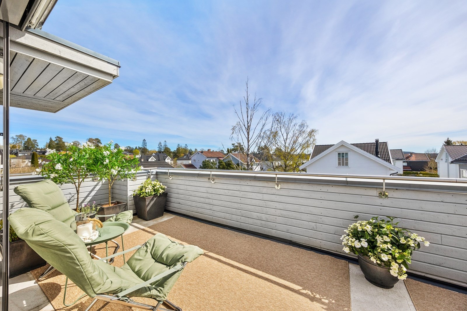 Terrasse med flere soner og innredningmuligheter. Terrassen har belysning og strømuttak. Galleribilde
