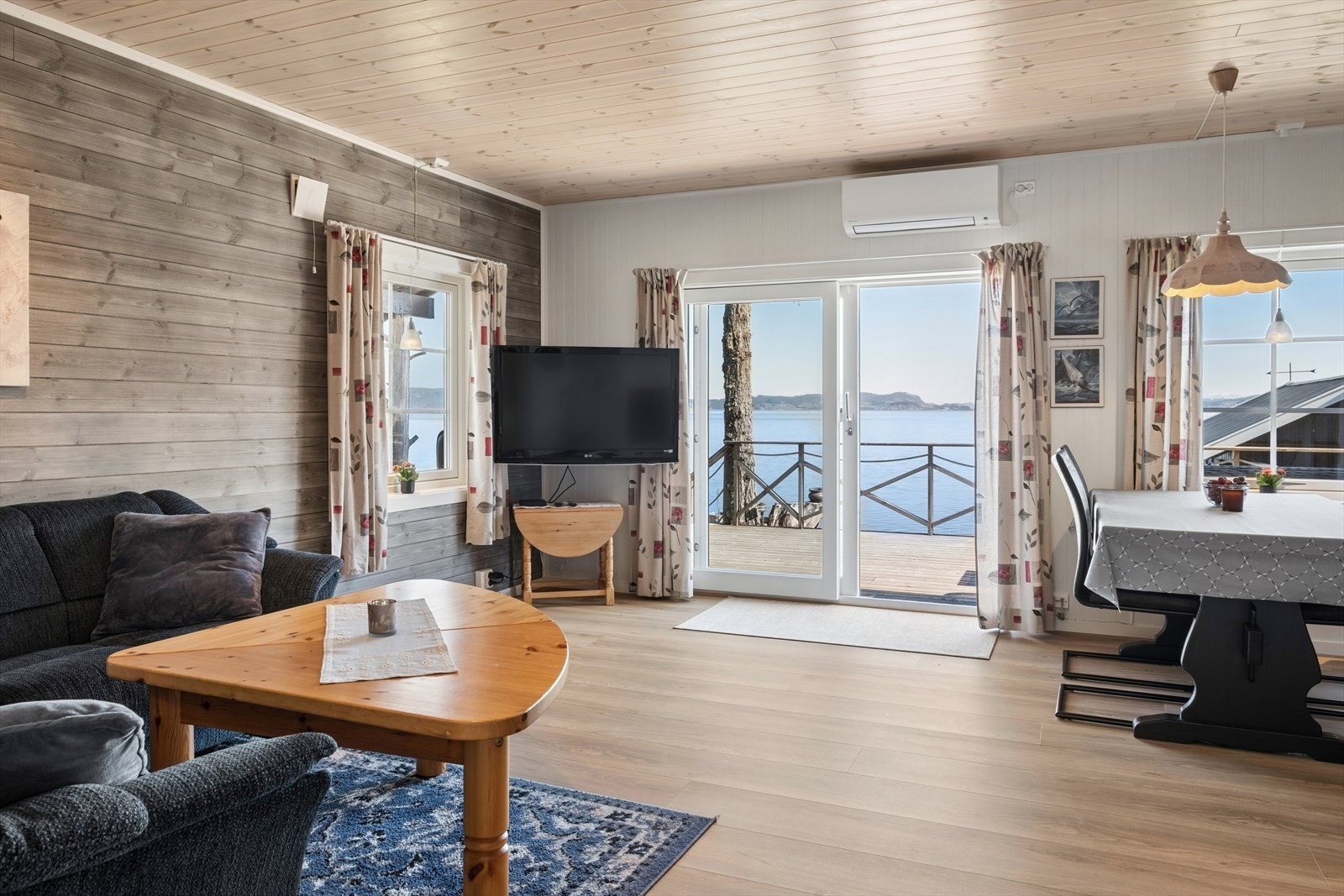 Rommet har rikelig med plass til en komfortabel sofagruppe samt spisebord. Galleribilde