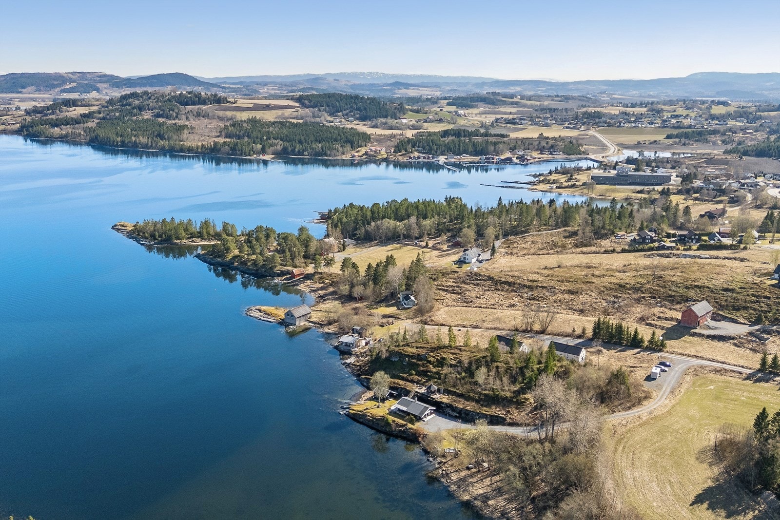 Selv om beliggenheten er usjenert, er det kort vei til Skjelvågen gjestehavn, kun 800 meter unna. Galleribilde