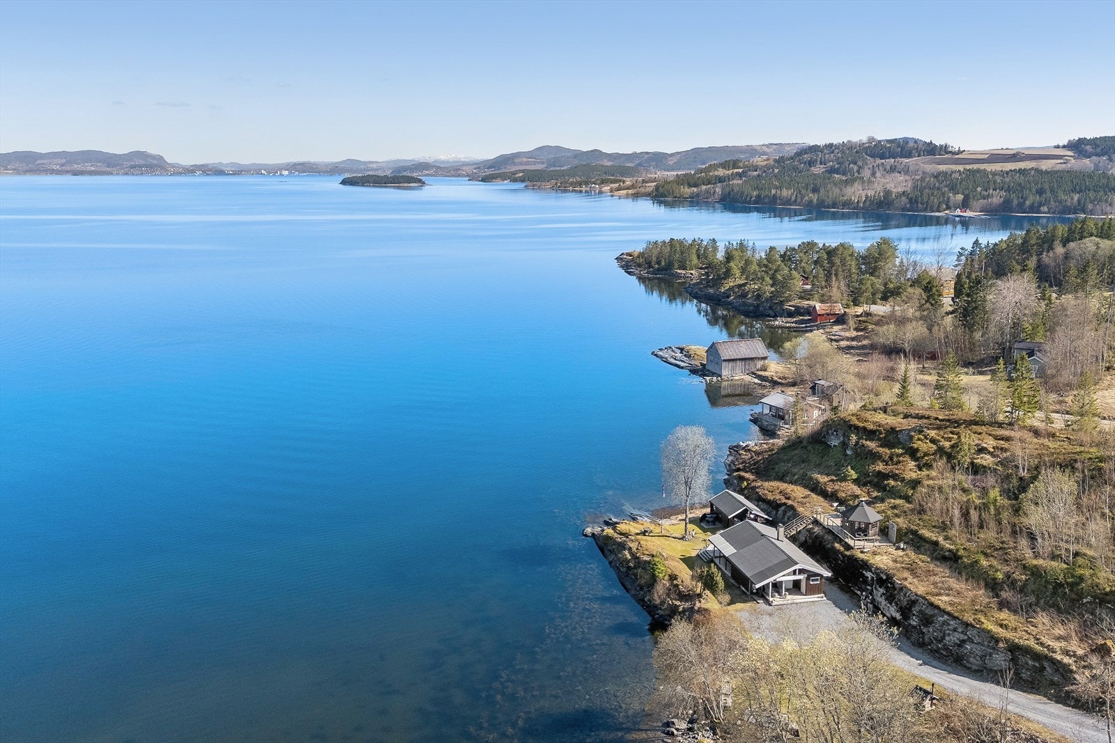 Eiendommen ligger idyllisk til på et eget nes, omkranset av sjø og natur. Galleribilde