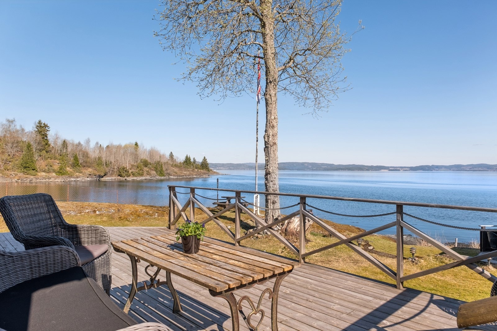 Utsikten fra terrassen er upåklagelig og gir en følelse av å være i ett med naturen. Galleribilde