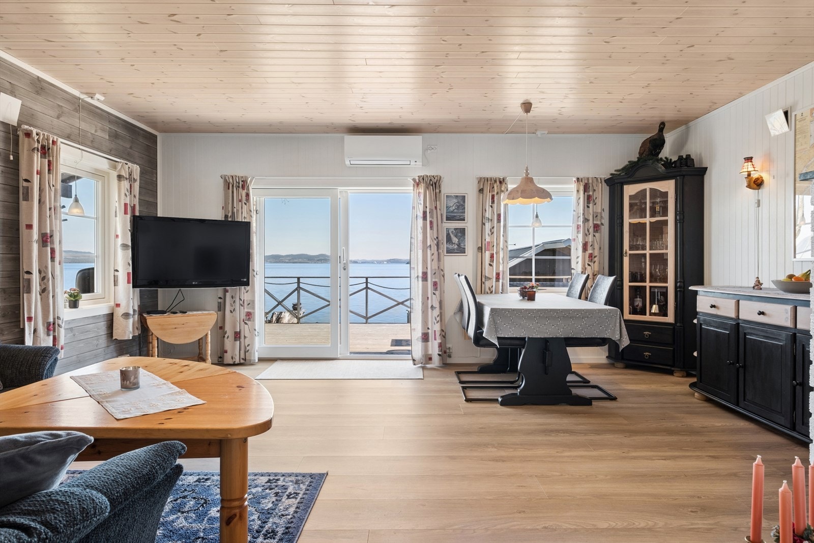 Stuen har store vindusflater som slipper inn rikelig med naturlig lys og gir rommet en lys og luftig følelse. Galleribilde